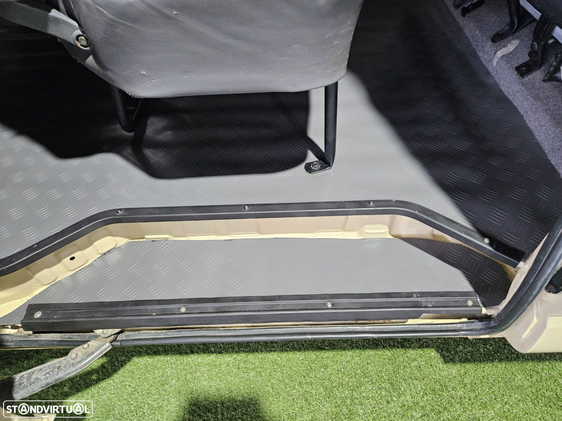 Toyota HiAce 2.4 D LH102L - 12