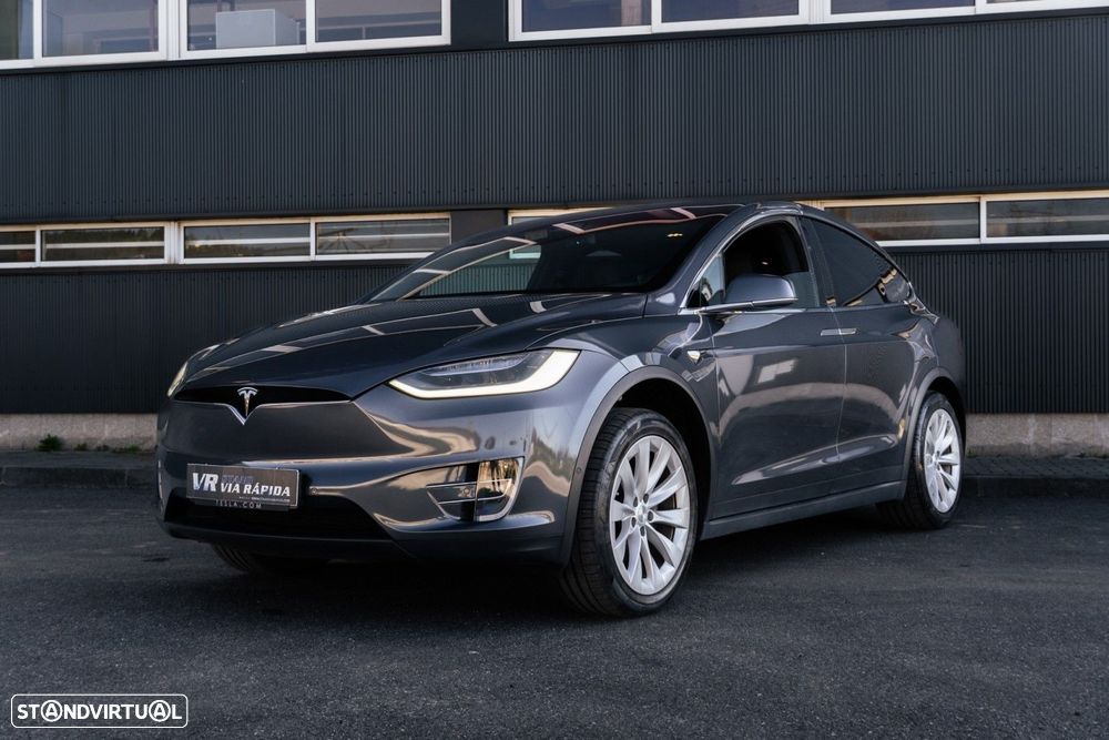 Tesla Model X - 21