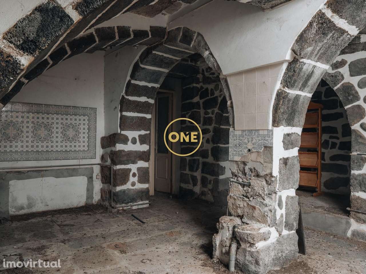 PRÉDIO NO CENTRO DA CIDADE PONTA DELGADA - Grande imagem: 2/10