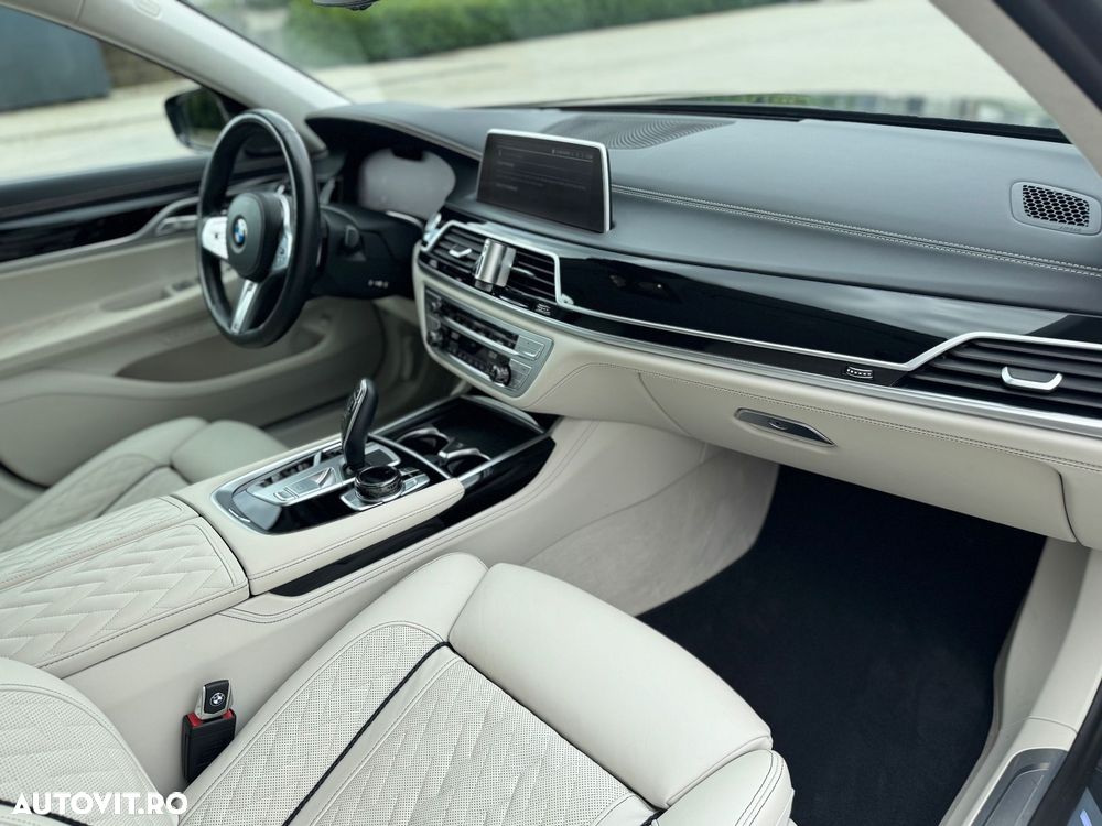 BMW Seria 7 745e - 31