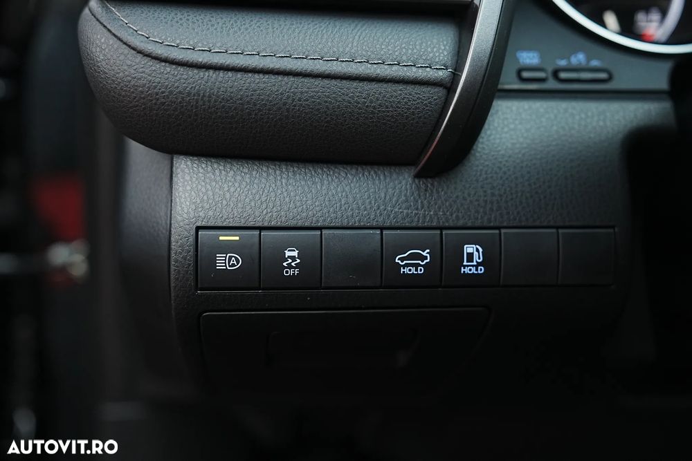 Toyota Camry Luxury - 30