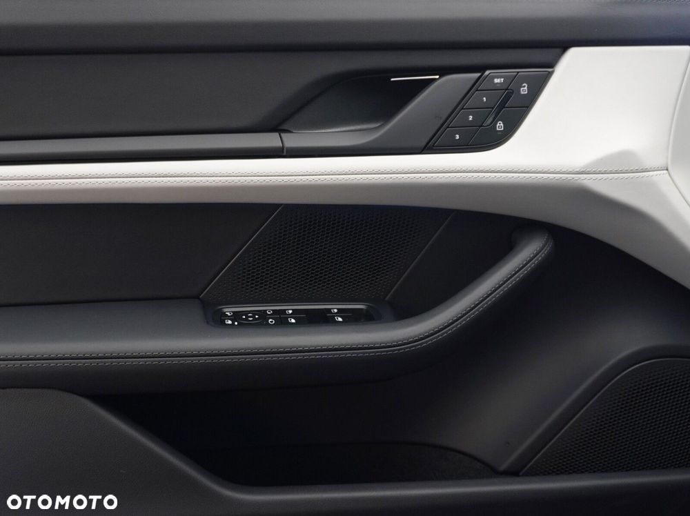 Porsche Taycan 105kWh 4S Black Edition - 22