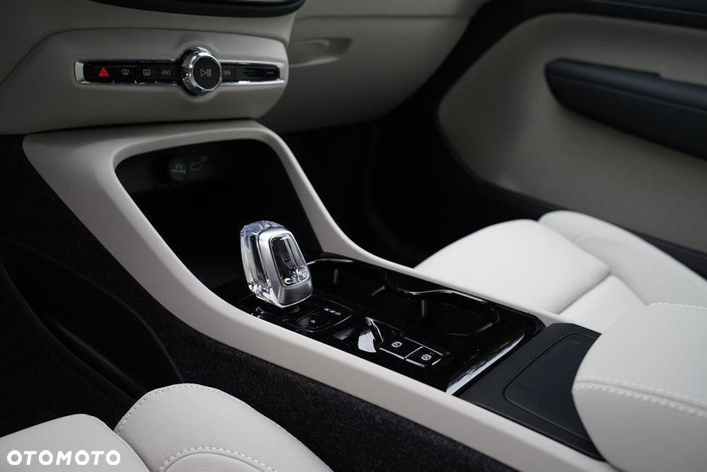 Volvo XC 40 B3 Plus Dark - 22