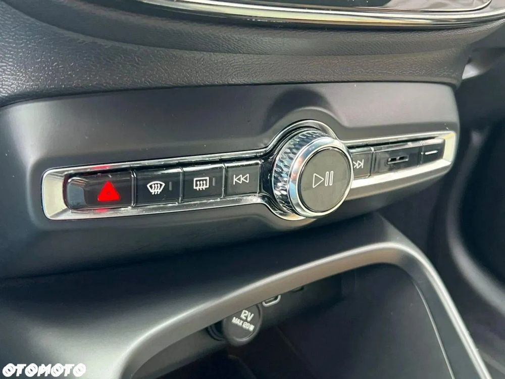 Volvo XC 40 B4 B AWD DKG Plus Bright - 28