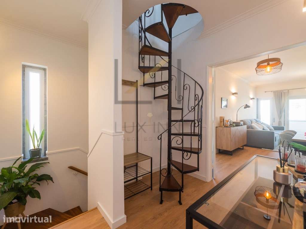 Andar de Moradia T2 + 2 Duplex Remodelado com Cave, Garagem Box e L... - Grande imagem: 5/38
