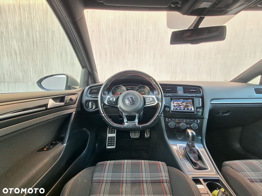 Volkswagen Golf - 11