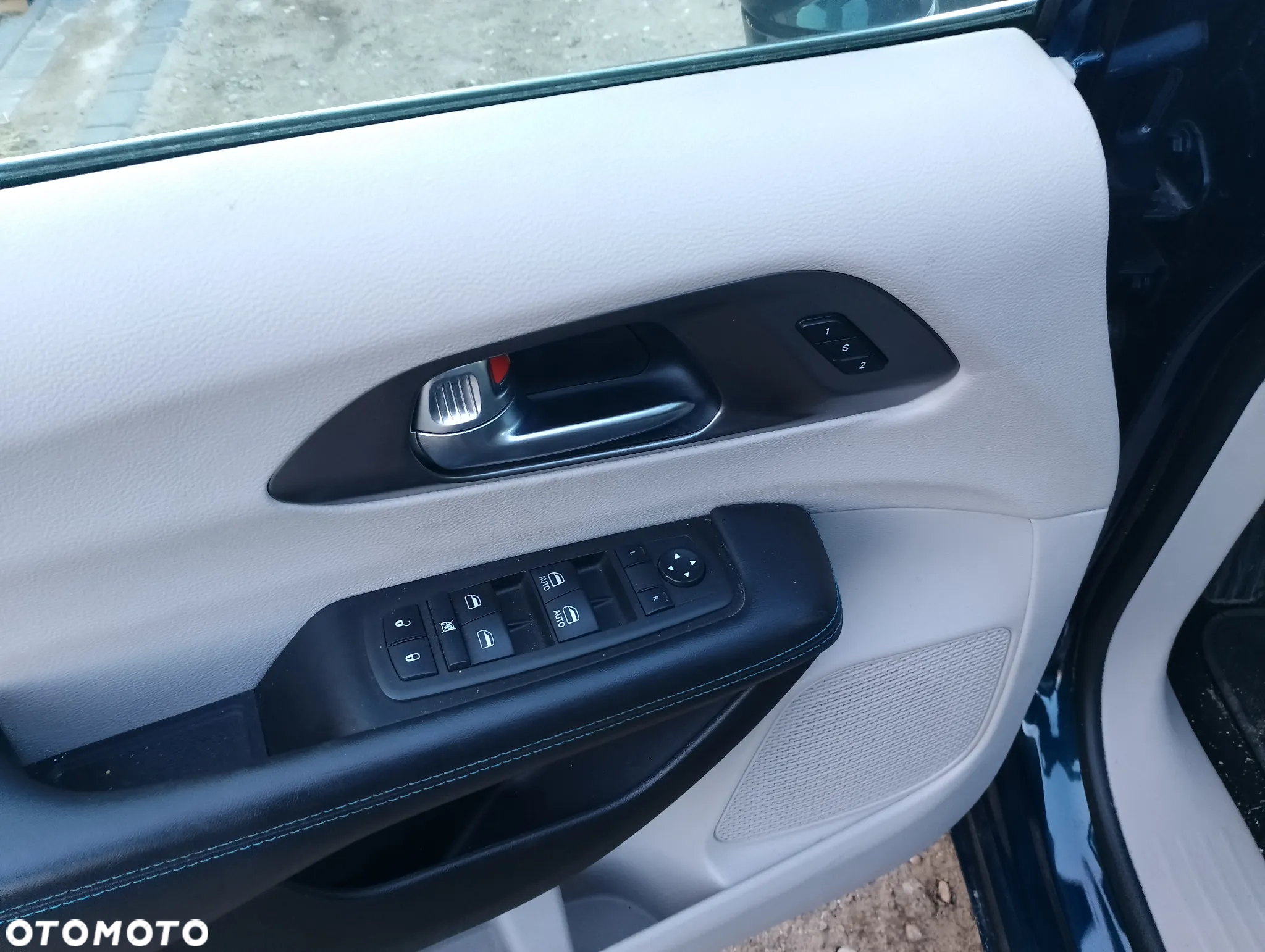 Chrysler Pacifica - 16
