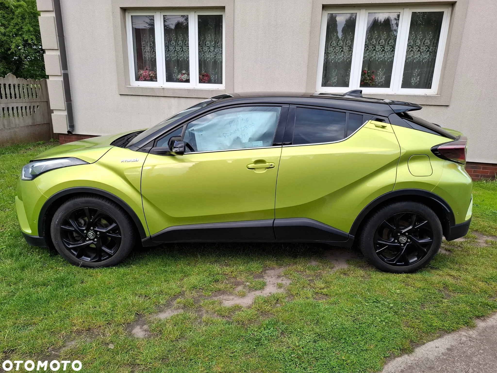 Toyota C-HR 1.8 Hybrid Neon Lime powered by JBL - 5