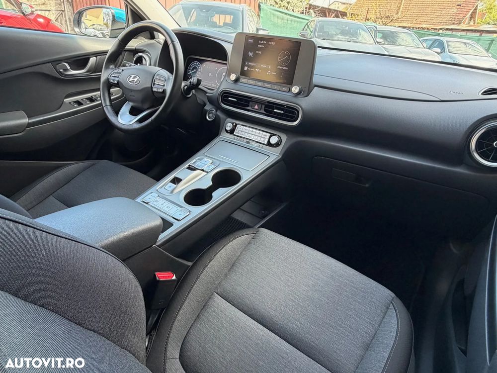 Hyundai KONA Select - 24