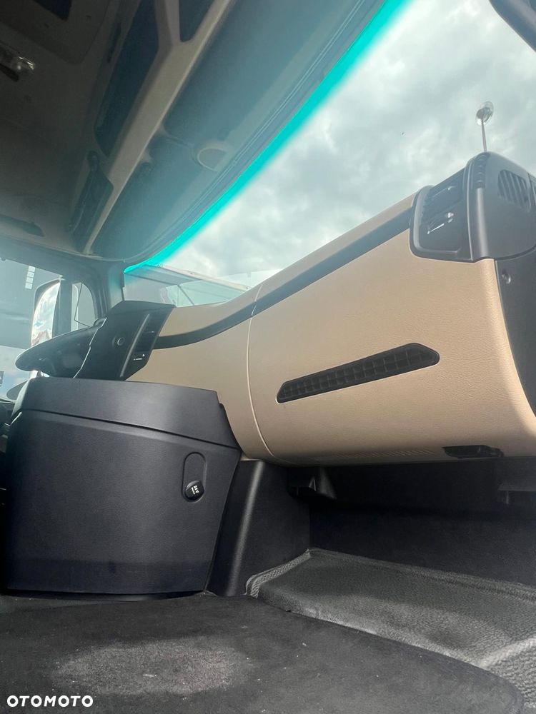 Mercedes-Benz ACTROS - 11