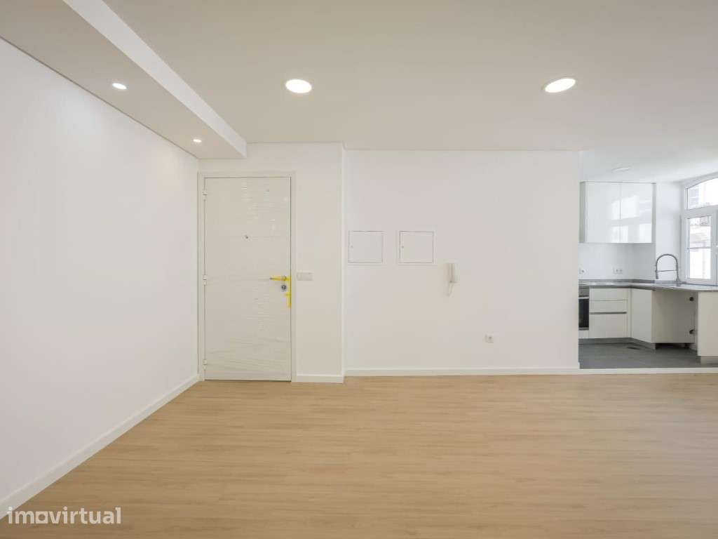 APARTAMENTO T2 + T1 (SÓTÃO) NO 1.º ANDAR - CENTRO DE ÍLHAVO - Grande imagem: 2/26