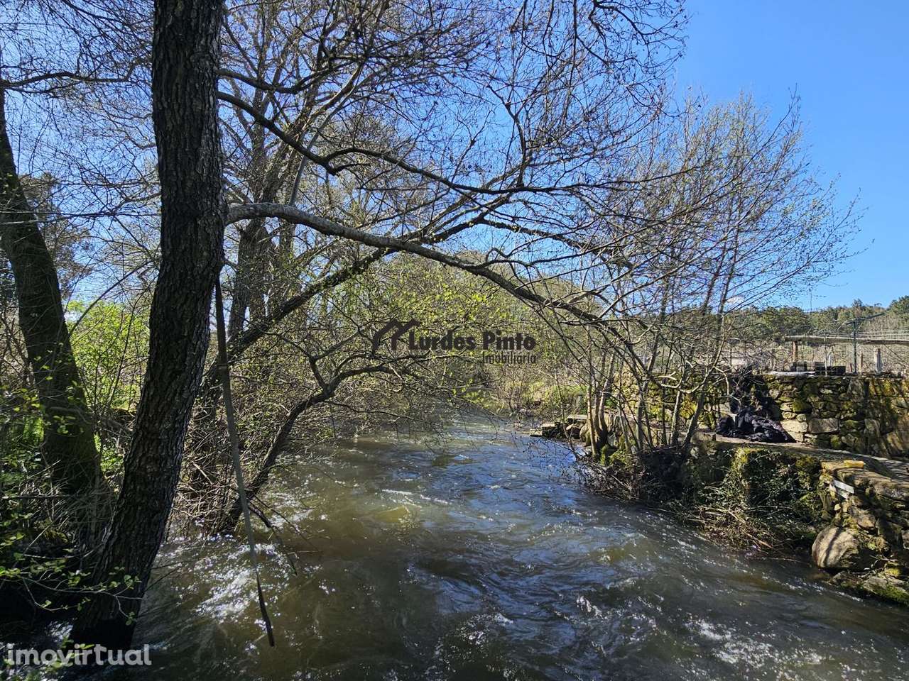 Quinta com construção em pedra perto do rio - Grande imagem: 3/18
