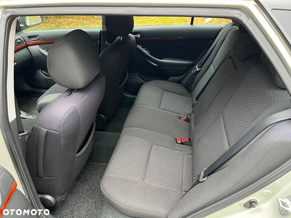Toyota Avensis 2.0 VVT-i Combi Executive - 9