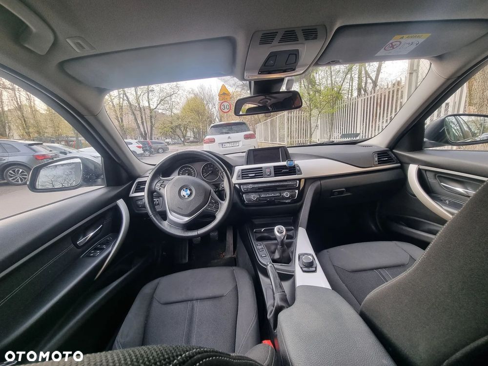BMW Seria 3 318i - 11