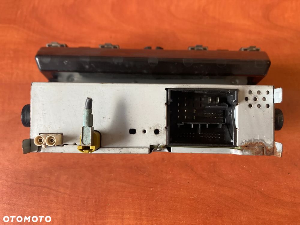 Fabryczne radio radioodtwarzacz z półką Skoda Fabia III 6V0035872 - 2