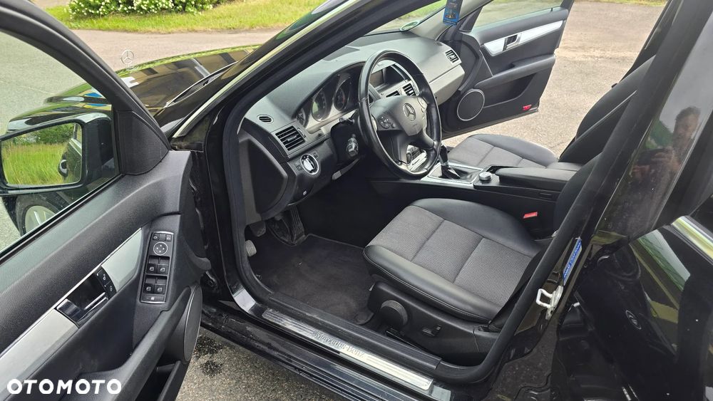 Mercedes-Benz Klasa C 180 CGI BlueEFFICIENCY Avantgarde - 36