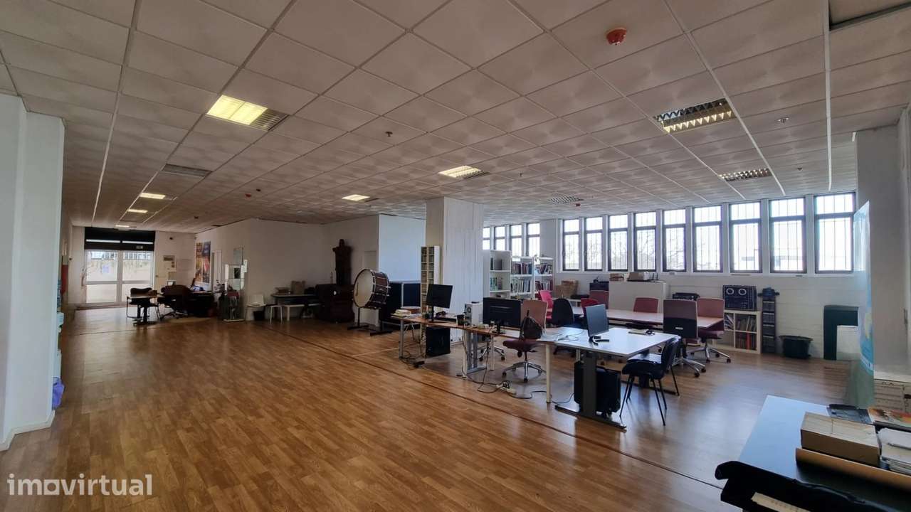 Espaço com Licença de Serviços, Grande Área e Pé-Direito Alto – Ideal - Grande imagem: 2/24