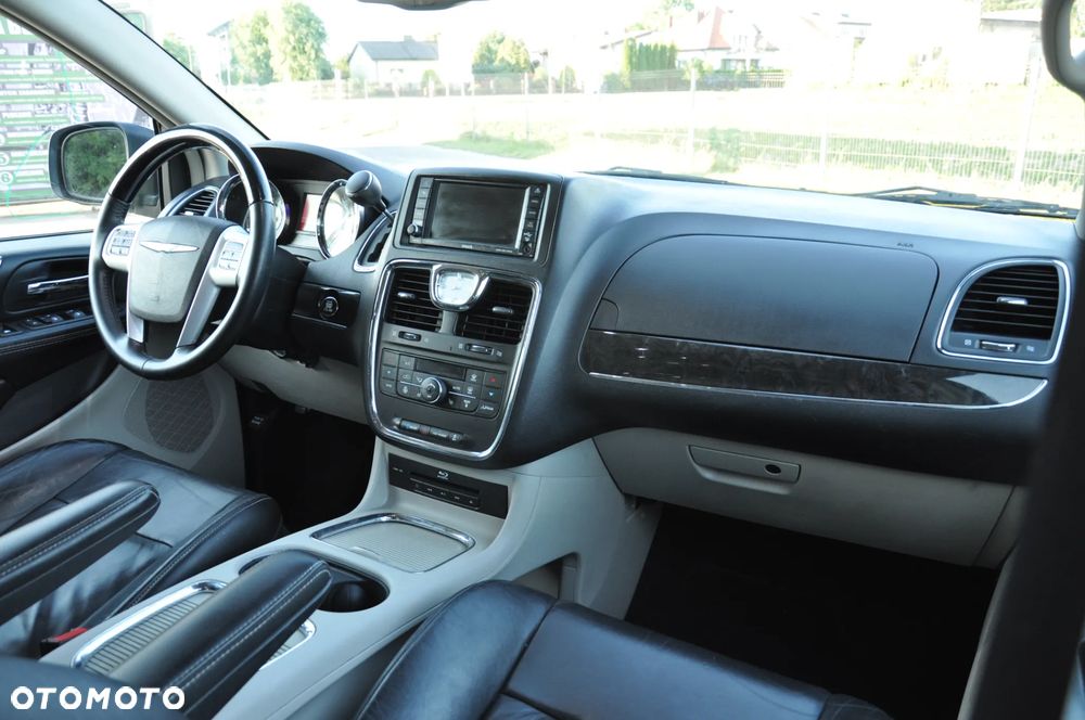 Chrysler Town & Country 3.6 Limited - 10