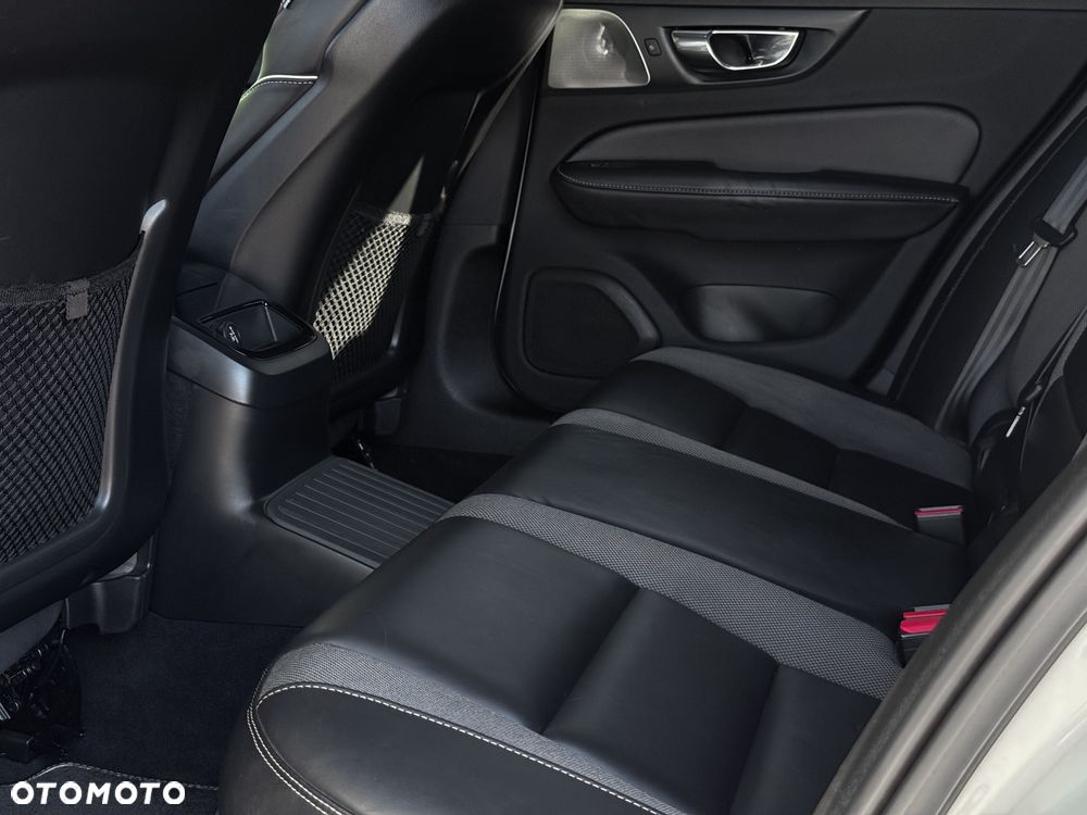 Volvo V60 T8 AWD Recharge Geartronic RDesign - 27