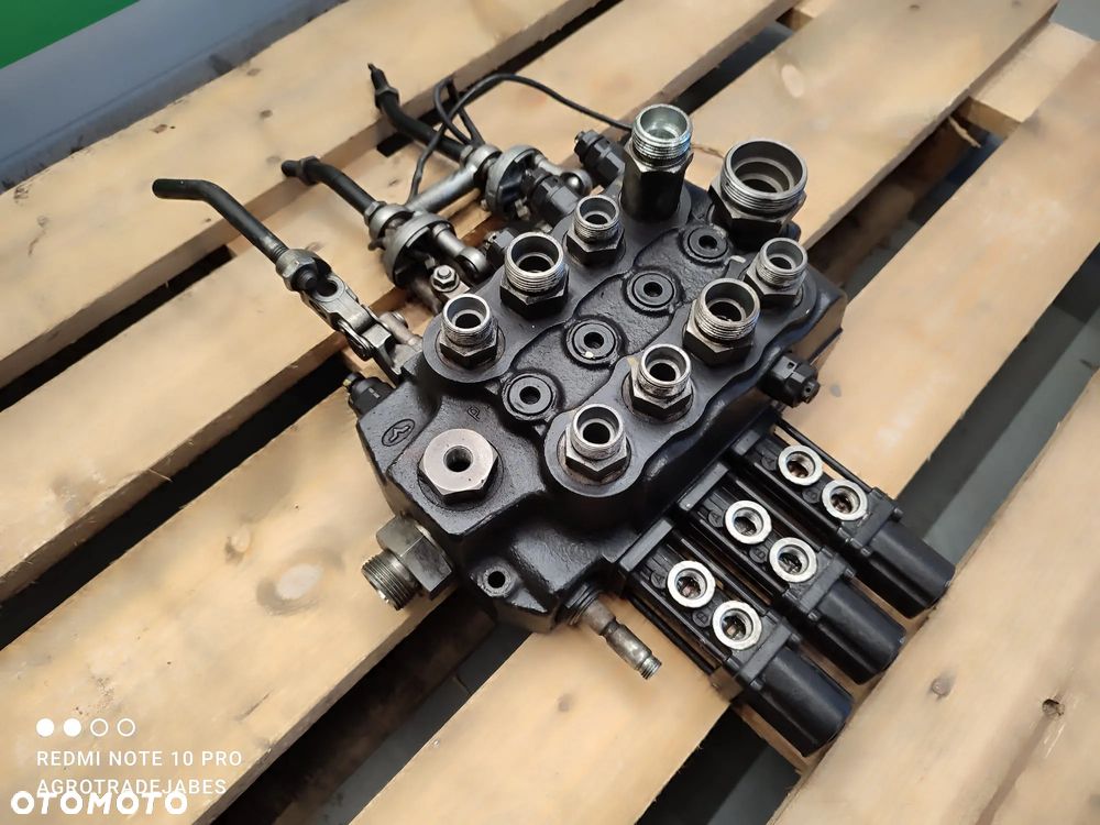 Rozdzielacz  7GHI514095  AMMANN Manitou MLT 627 - 2