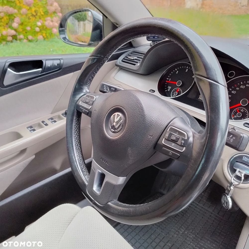 Volkswagen Passat - 25