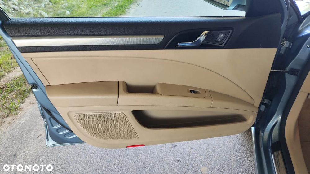 BOCZKI TAPICERKA BOCZEK DRZWI LEWY PRAWY PRZÓD TYŁ ŻALUZJA ROLETA SKÓRA BEŻOWA LISTWA OZDOBNA DEKOR SKODA SUPERB II 2 HB SEDAN - 1