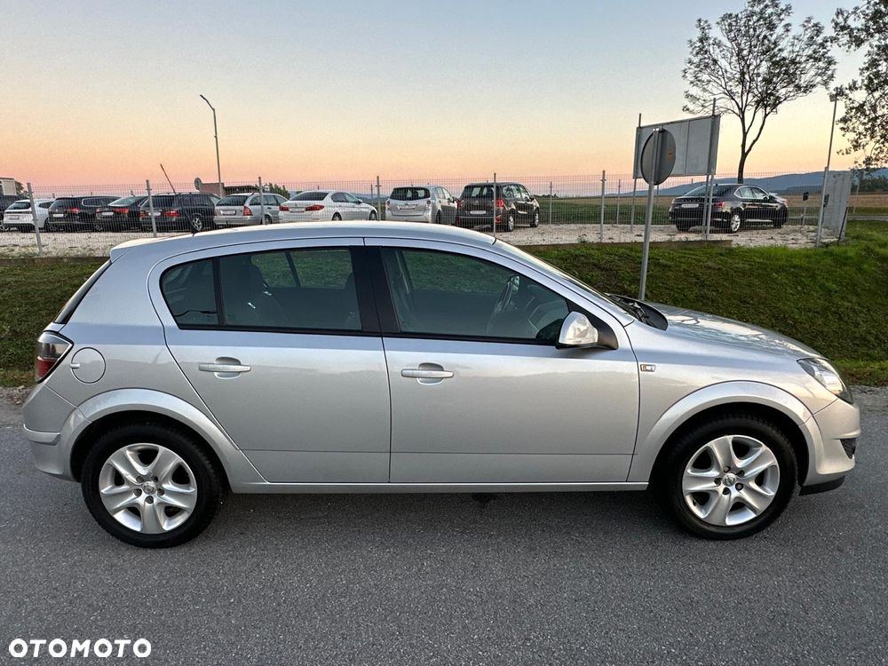Opel Astra 2012 photo 2