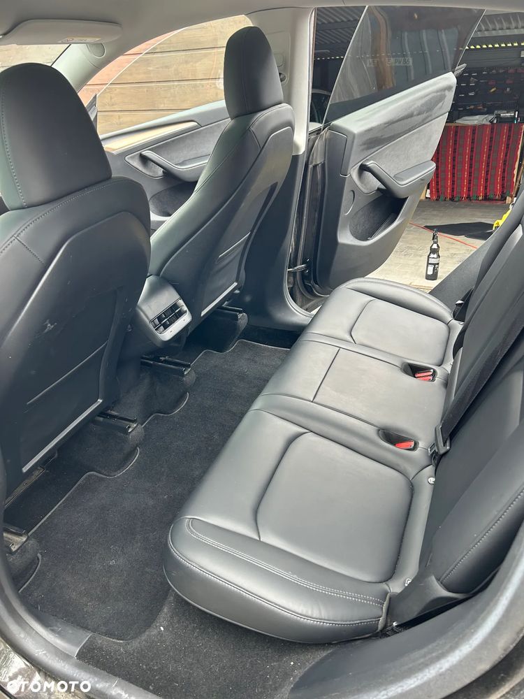 Tesla Model Y - 7