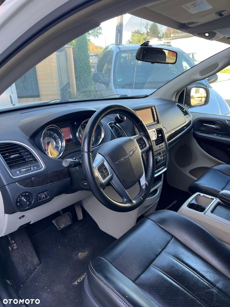 Chrysler Town & Country - 23