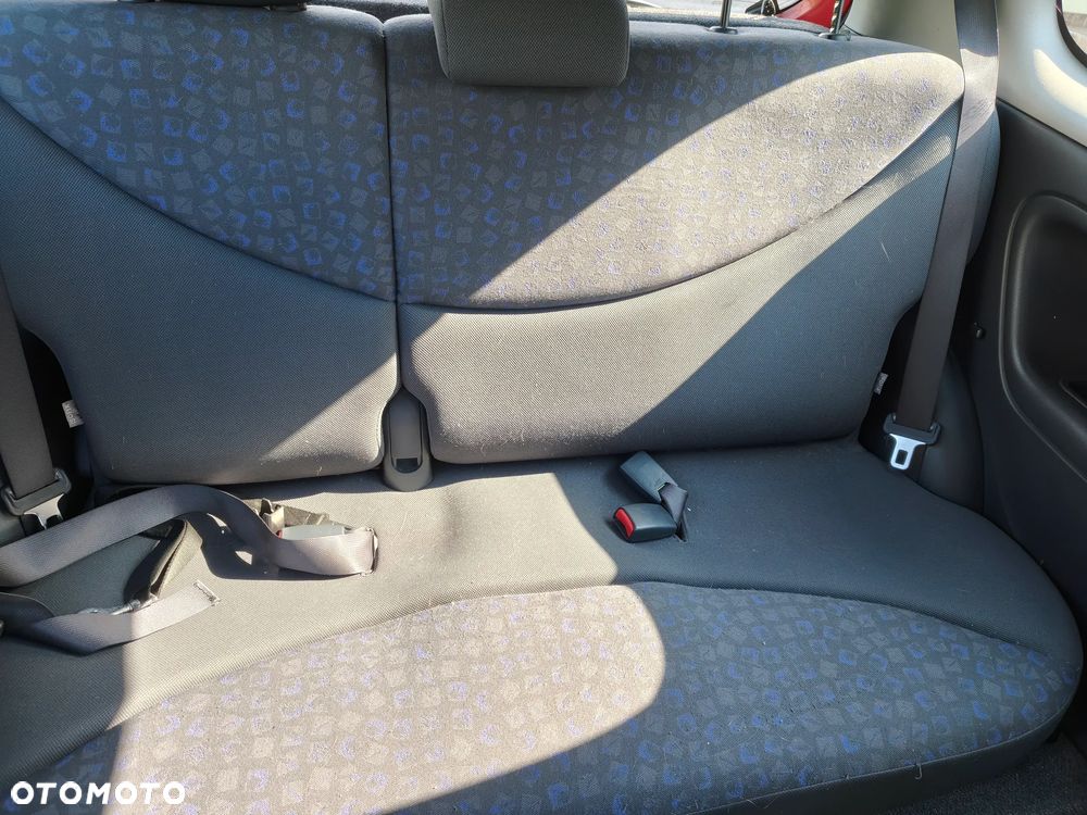 Toyota Yaris 1.3 - 6