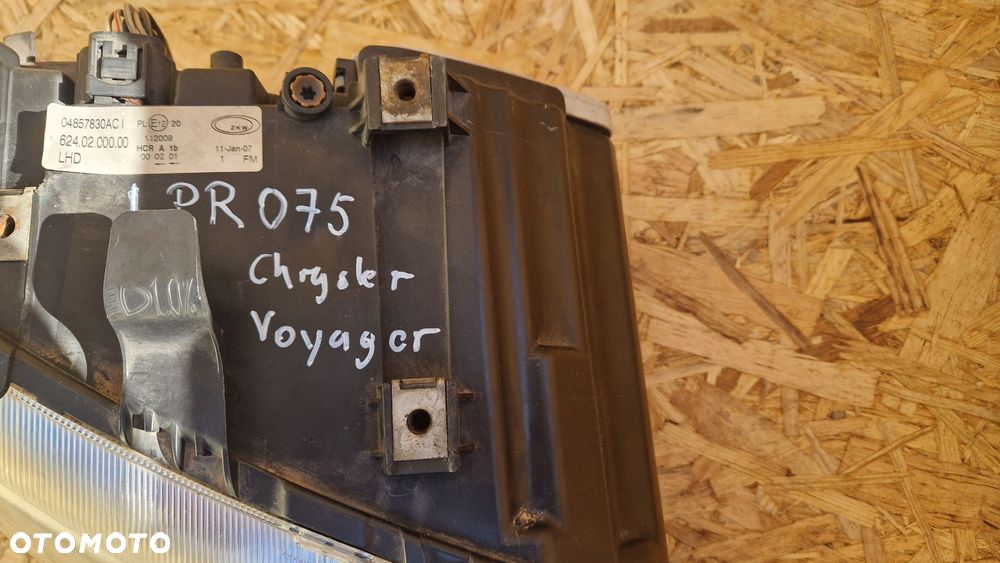 CHRYSLER VOYAGER LAMPA PRZÓD PRZEDNIA PRAWA  EUROPA 04857830ACI - 2