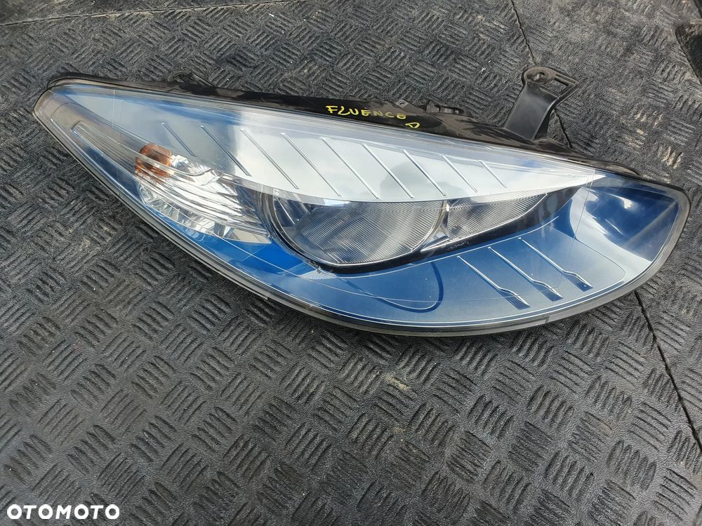 Lampa prawa przód przednia Fluence ZE  NIEBIESKI ŚRODEK - 1