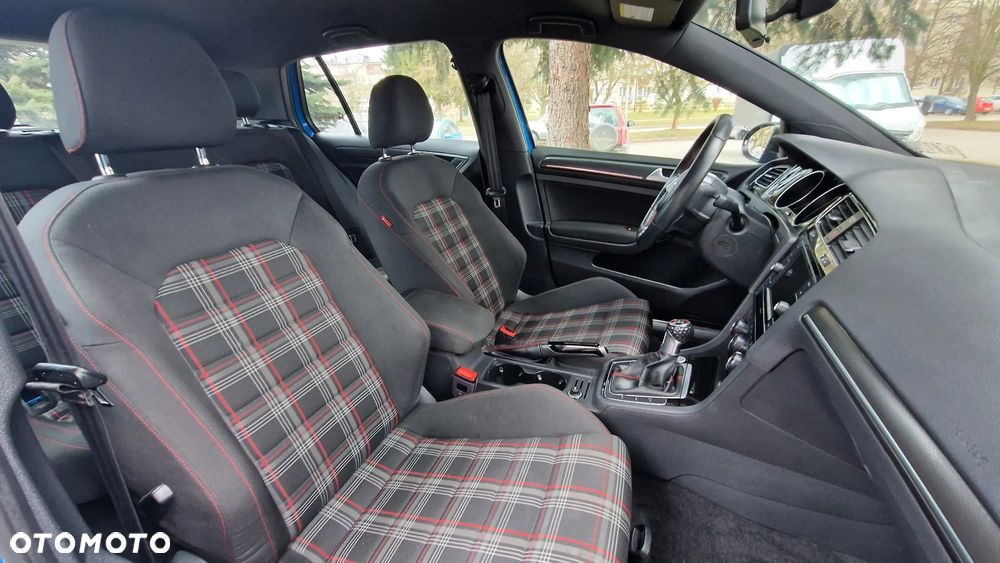 Volkswagen Golf - 27