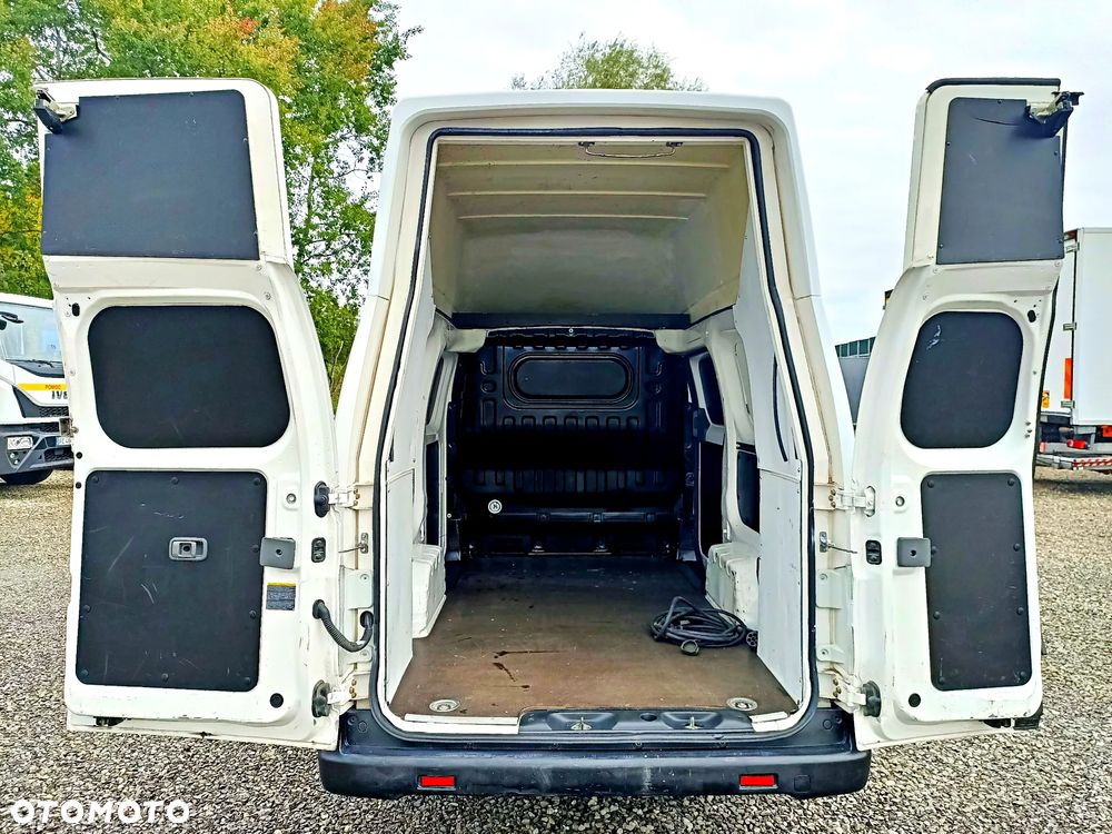 Nissan ENV 200 Maxi - 11