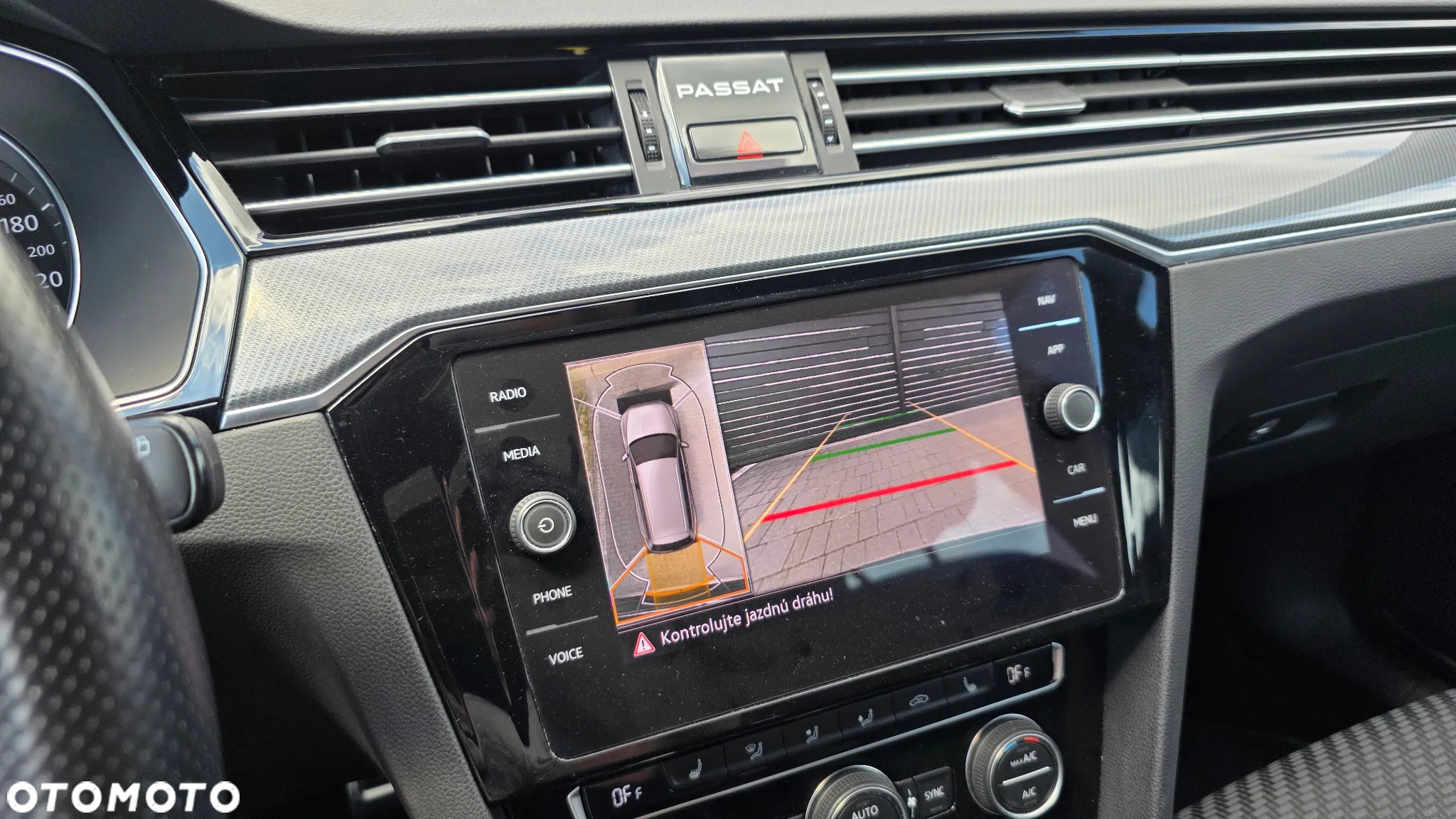 Volkswagen Passat Variant 2.0 TDI SCR DSG R-Line - 23