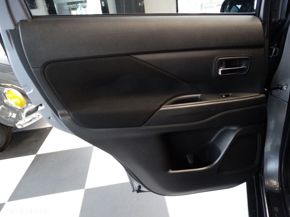 Mitsubishi Outlander - 11
