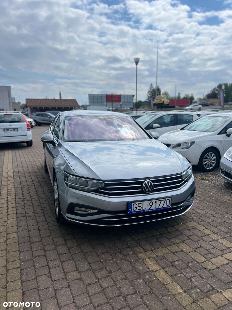 Volkswagen Passat - 1