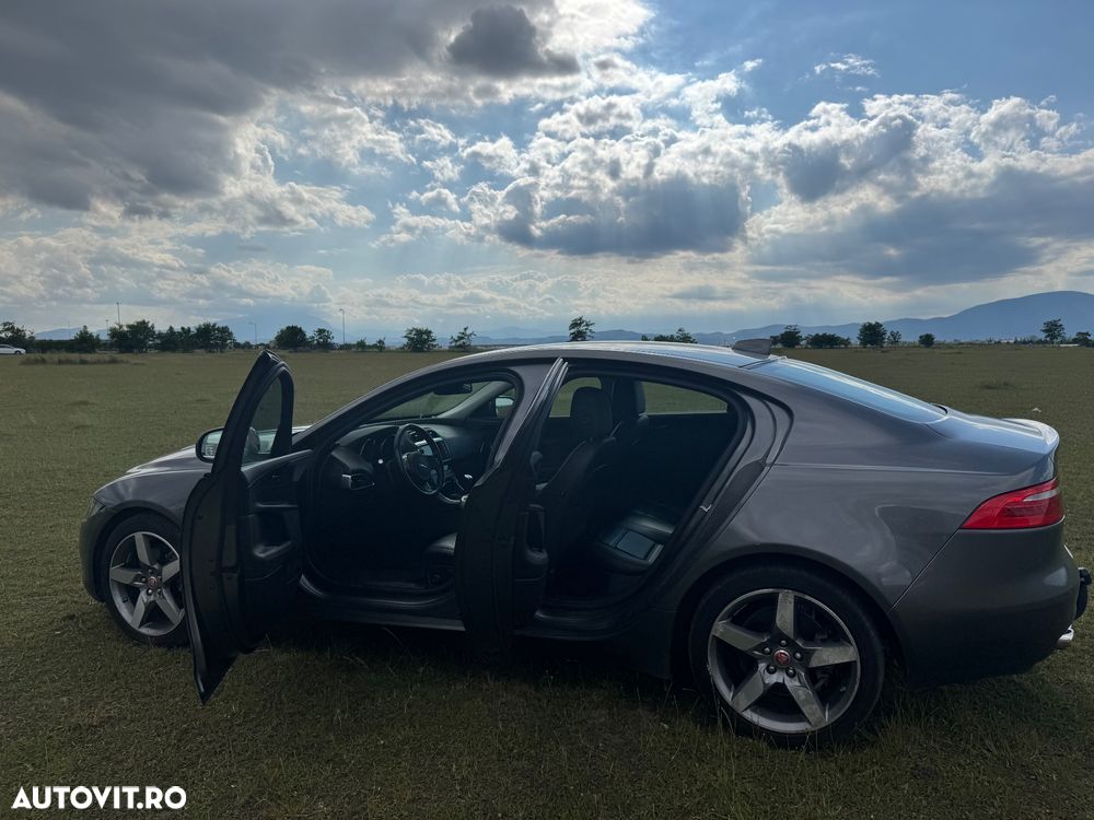 Jaguar XE 2.0 Prestige - 3