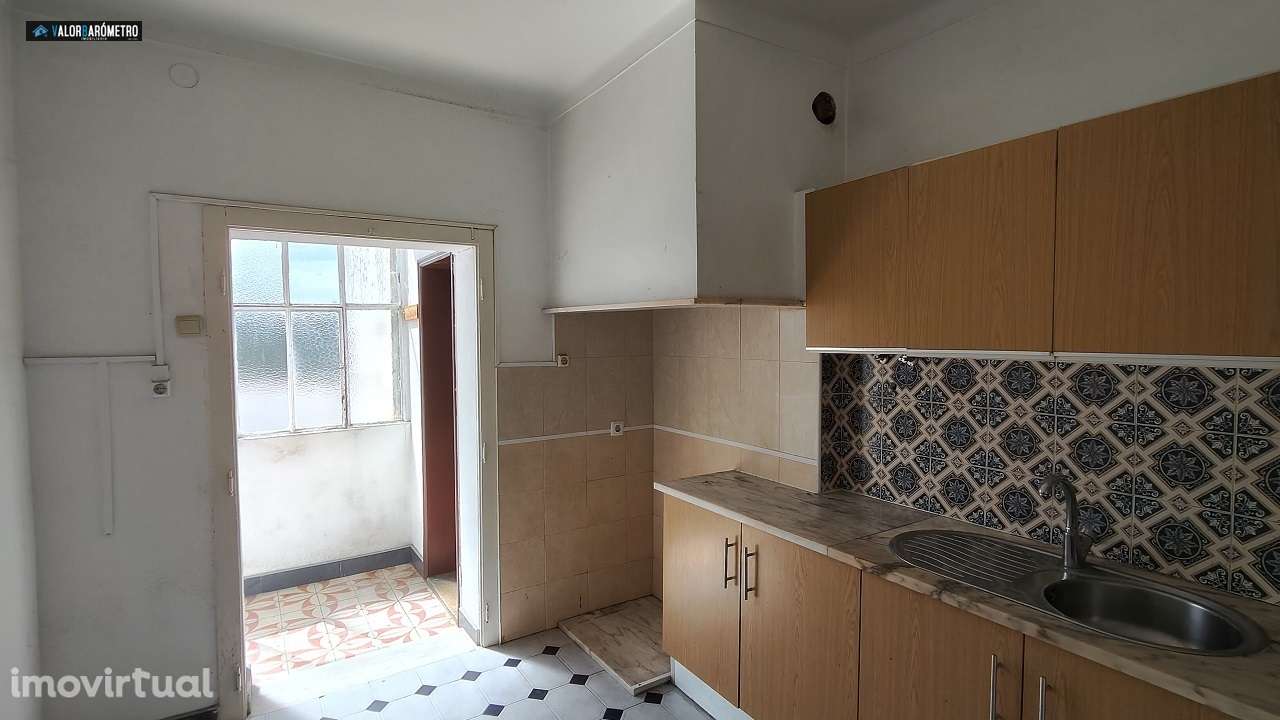 Prédio T5 com logradouro e arrumos - Grande imagem: 2/22