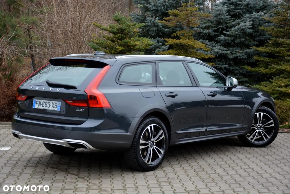 Volvo V90 Cross Country - 13