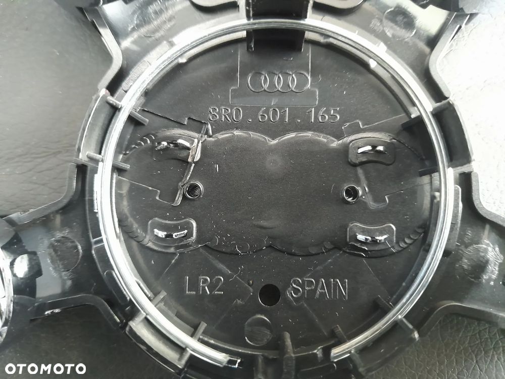 Dekielek Audi 8R0601165 135MM - 4