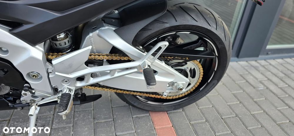 Suzuki GSR - 35