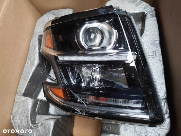 Chevrolet Tahoe Suburban reflektor prawy Xenon uszkodzony 2015-20.