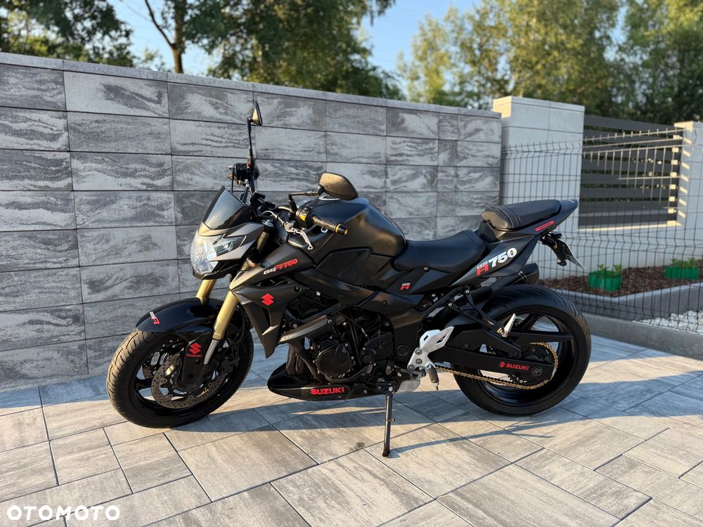 Suzuki GSR - 7