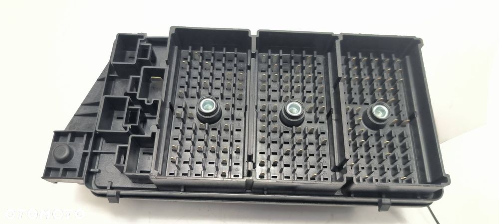 SKRZYNKA BEZPIECZNIKÓW CADILLAC DTS 13599109 - 3