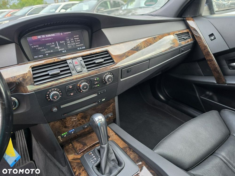 BMW Seria 5 550i - 38