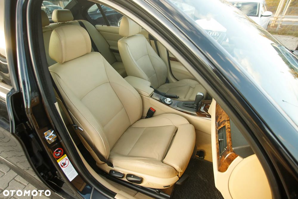 BMW Seria 3 330i - 12