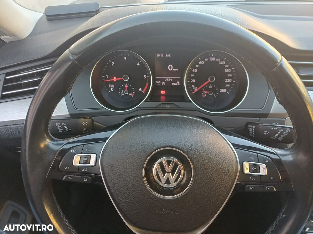 Volkswagen Passat 1.6 TDI Advance - 11