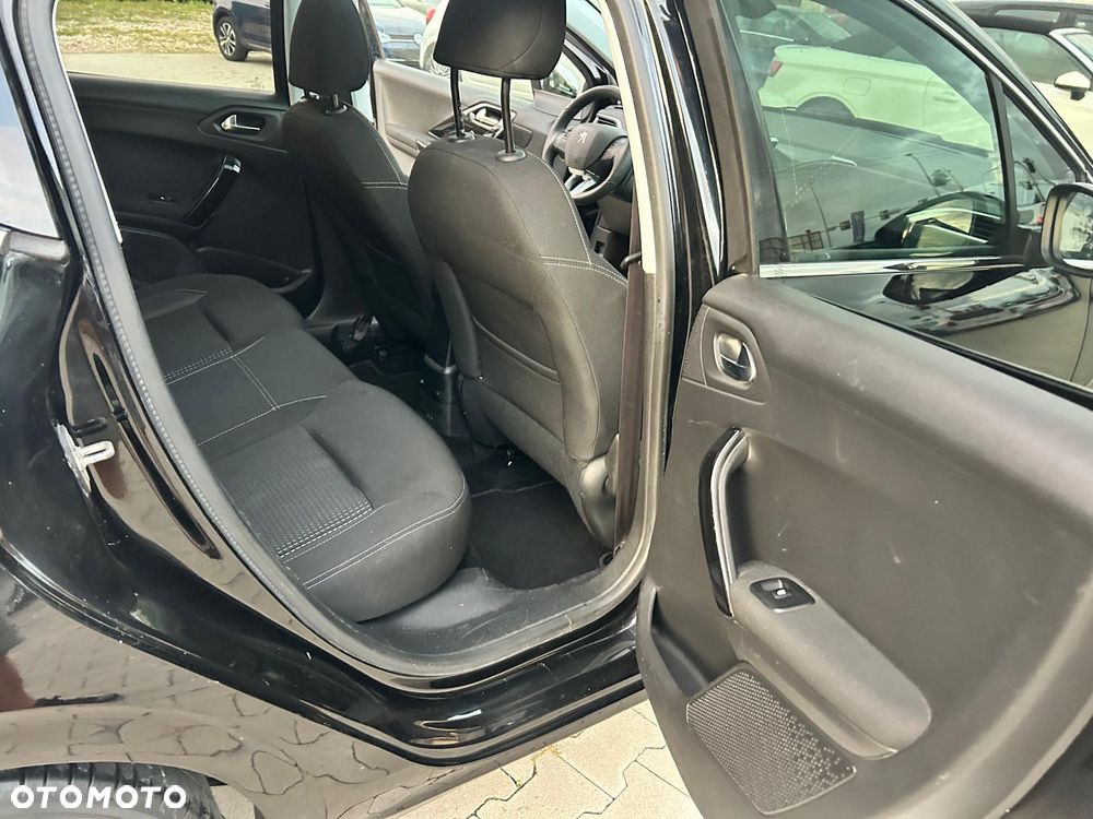 Peugeot 208 1.2 VTi Allure - 27