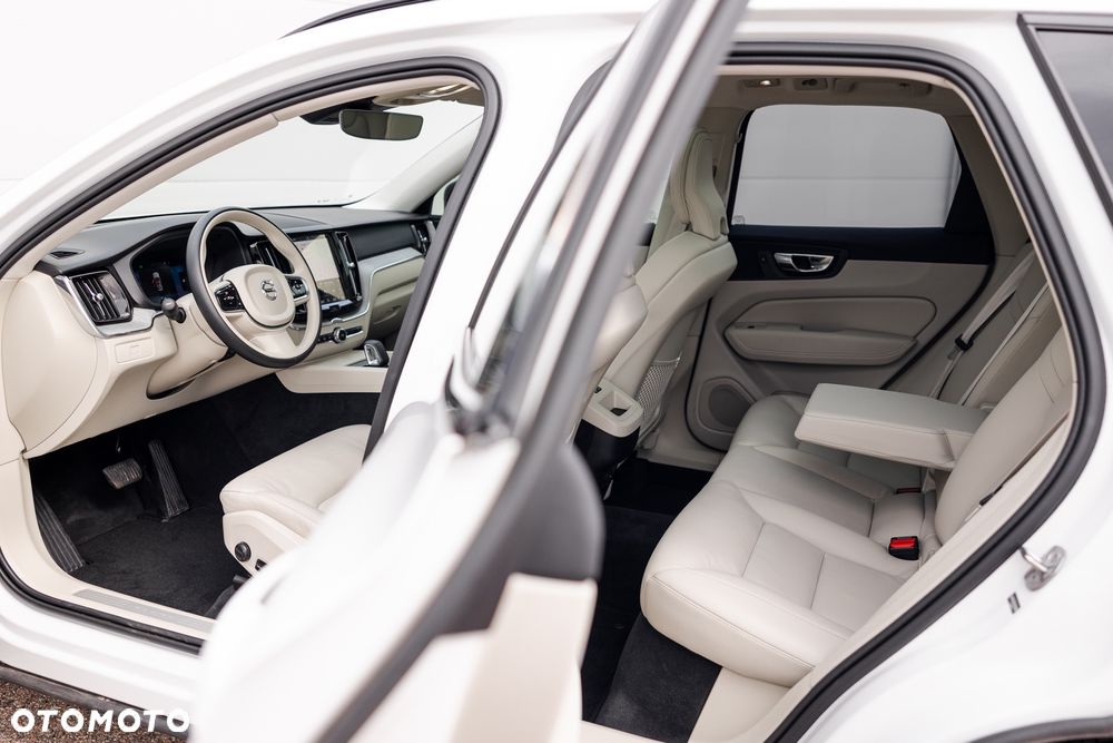 Volvo XC 60 B5 B AWD Plus Dark - 17